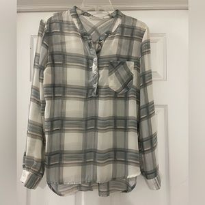 Women’s checkered blouse with long roll-up sleeves
